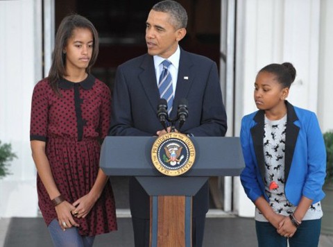 Tổng thống Obama tham dự lễ ân xá gà tây năm nay cùng hai con gái là Malia, 13 tuổi và Sasha, 10 tuổi. Ông có bài phát biểu ngắn tại hiên phía bắc Nhà Trắng trước khi chính thức tuyên bố ân xá. Ảnh: AFP